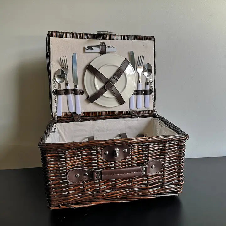 Picknick - Korb gefüllt mit Geschirr und Teller
