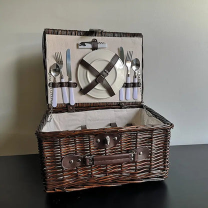 Picknick - Korb gefüllt mit Geschirr und Teller