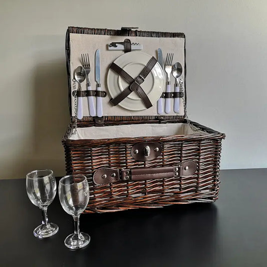 Picknick - Korb gefüllt mit Geschirr und Teller